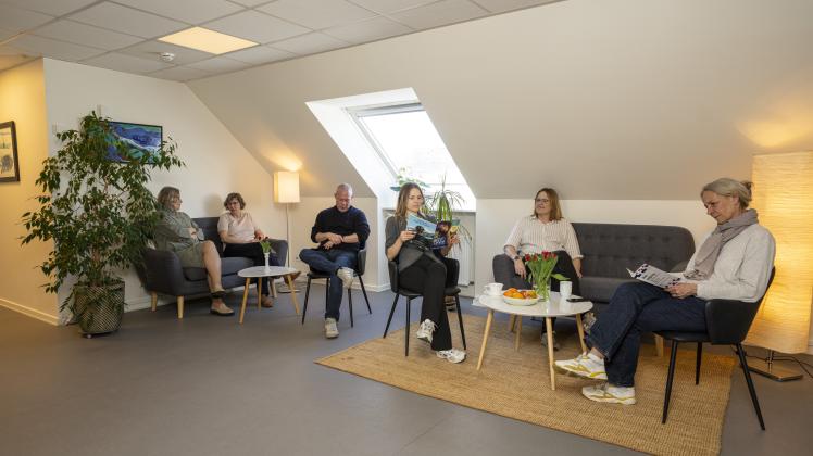 Flere mennesker sidder på en venteværelse 