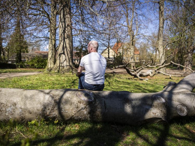 En mand sidder ved en sø
